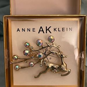 ANNE KLEIN AK CHRISTMAS Reindeer Brooch Pin Aurora Borealis Rhinestone NIB NEW